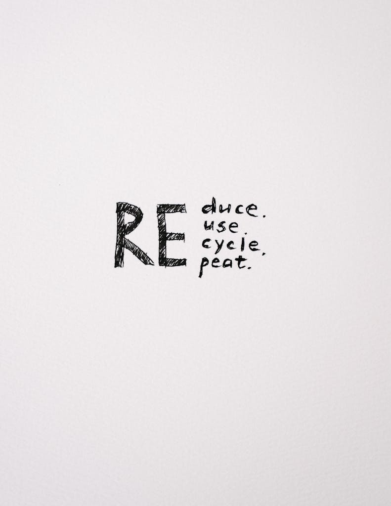 Aktualny obrazek: Minimalist black and white handwriting conveying an environmental message to reduce, reuse, recycle.